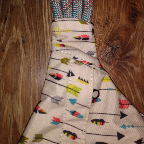 Kavu Crossbody Bag with Colorful Arrow Pattern - Picture 2 of 7